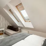 Atmospheric In With Underground Parking By Renters Apartamento *